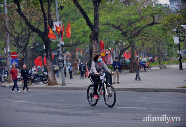 Hà Nội sáng mùng 1 Tết: Đường đông hơn mọi năm nhưng vẫn thênh thang yên bình đến lạ, người dân thong thả đạp xe, đi lễ đền Ngọc Sơn - Ảnh 5.