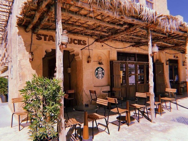 Cửa hàng Starbucks tại xứ siêu giàu gây bất ngờ với mái lá, tường nứt cũ kỹ như kiểu nhà đất Việt Nam - Ảnh 4.