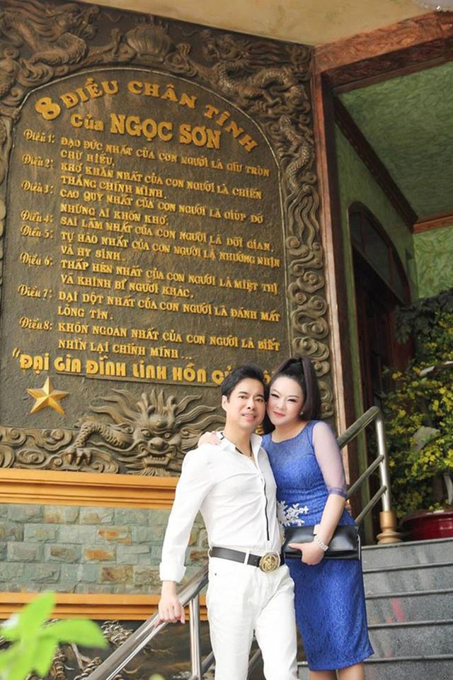 Ông hoàng nhạc sến Ngọc Sơn và cách tiêu tiền lạ kì: Mua bảo hiểm trinh tiết đời trai 1 triệu USD, đầu tư 1000 cây vàng đúc tượng chính mình, thuê vệ sĩ chỉ để bảo vệ xe sang - Ảnh 2.