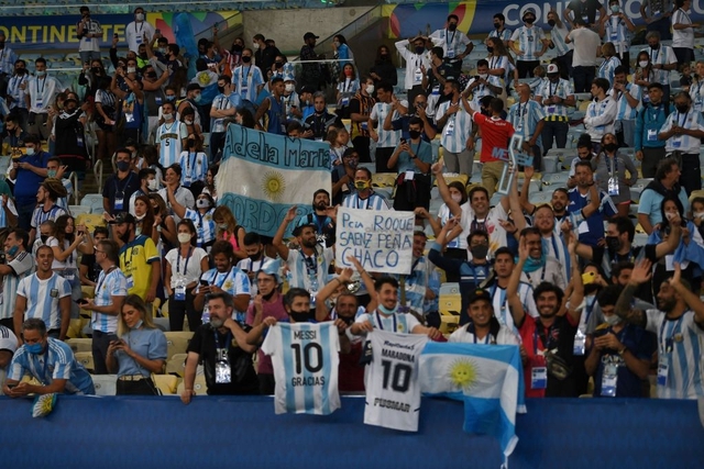 Ảnh: Messi được cả đội tung lên trời sau khi giành chức vô địch đầu tiên với ĐT Argentina - Ảnh 7.