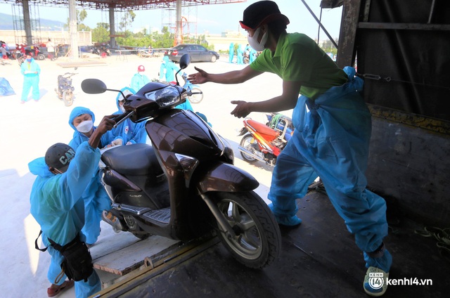 Những đôi mắt đỏ hoe trên chuyến xe miễn phí đưa đồng bào hồi hương: “Nghĩ lại đoạn đường vượt mưa gió đã qua mà tôi rợn người” - Ảnh 13.