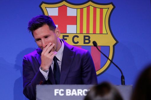 Messi chính thức lên tiếng về việc rời CLB Barcelona sau 21 năm gắn bó, khóc nức nở trong buổi họp báo - Ảnh 2.