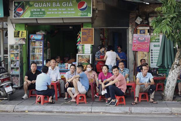  Ra cổng trường thi nhìn cảnh những ông bố đợi con hàng giờ giữa cái nóng đổ lửa: Ngày của Cha nhưng vẫn dành tất cả cho con! - Ảnh 5.