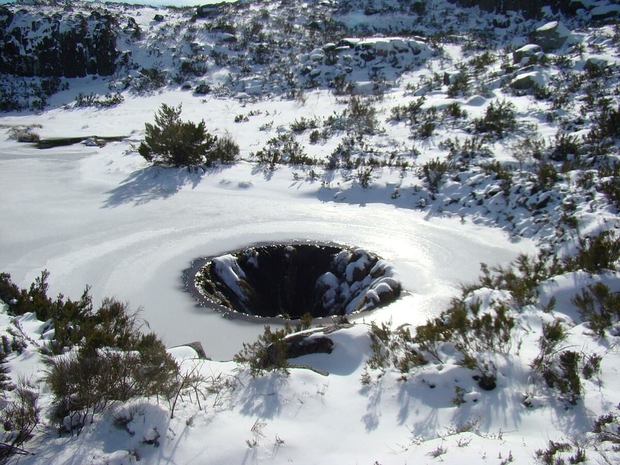 Lý giải bí ẩn về đường đến địa ngục giữa lòng hồ Laca Serra da Estrela ở Bồ Đào Nha - Ảnh 3.