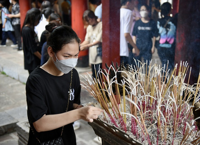 Học sinh Hà Nội xếp hàng dài, mang cả sách bút đến Văn Miếu cầu may trước kỳ thi tốt nghiệp THPT 2022 - Ảnh 15.