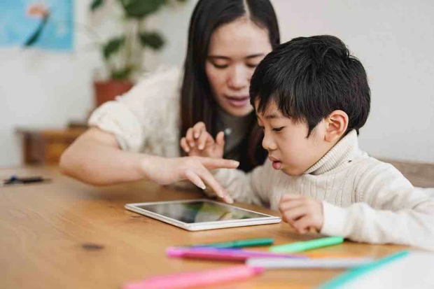 Mẹ lên mạng kể: Con tôi nói Tiếng Anh như gió nhưng viết lại sai ngữ pháp tứ tung, chuyên gia nhận xét 1 câu đầy bất ngờ - Ảnh 1.