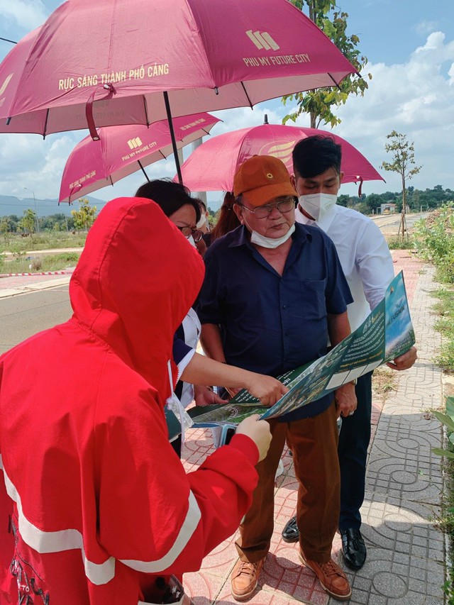 Môi giới bất động sản lao đao trong mùa dịch, những tháng cuối năm mong có cái Tết ấm no - Ảnh 2.