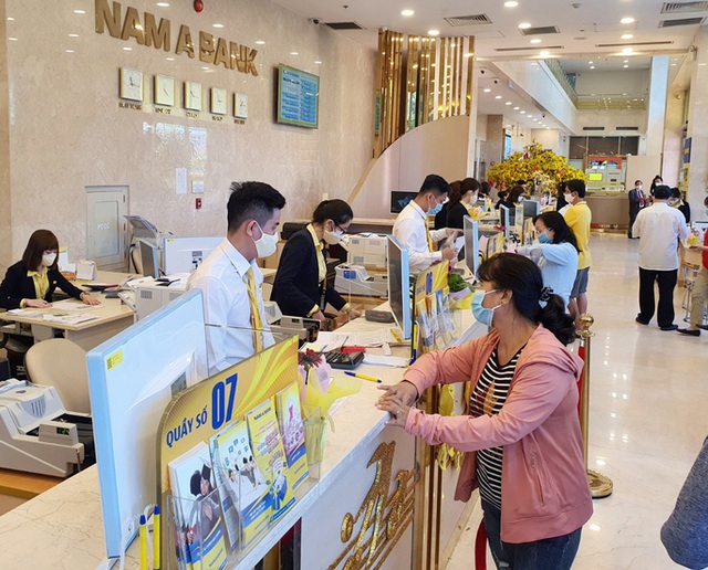 Khách nhộn nhịp gửi tiết kiệm, nhận lì xì đầu năm ở ngân hàng - Ảnh 1.