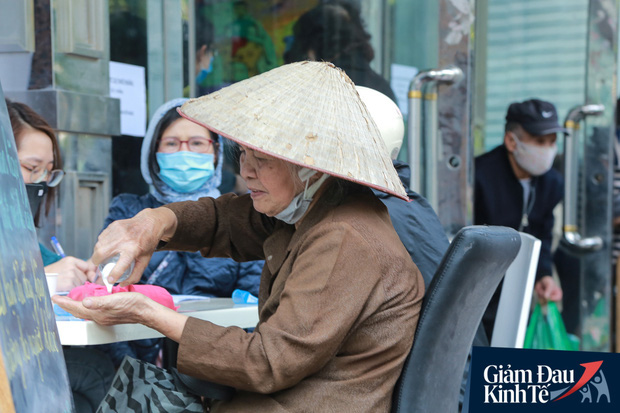 Hàng trăm người dân Hà Nội xếp hàng dài, chờ tới lượt để nhận nhu yếu phẩm tại siêu thị hạnh phúc - Ảnh 15.