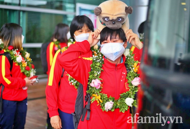 NÓNG: Chuyên cơ chở những cô gái vàng của bóng đá Việt Nam vừa hạ cánh sân bay Nội Bài - Ảnh 12.