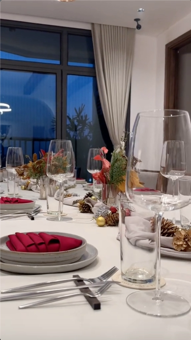  Đẳng cấp dâu hào môn: Ca nương Kiều Anh bê cả nhà hàng fine dining quý tộc về nhà khiến ai cũng ghen tị - Ảnh 4.