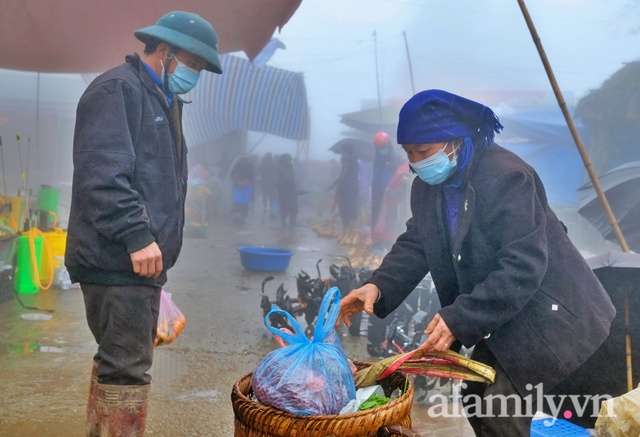 Độc đáo phiên chợ trong sương vùng cao Y Tý, nơi mọi giao dịch thực hiện bằng những nụ cười và cái bắt tay! - Ảnh 4.