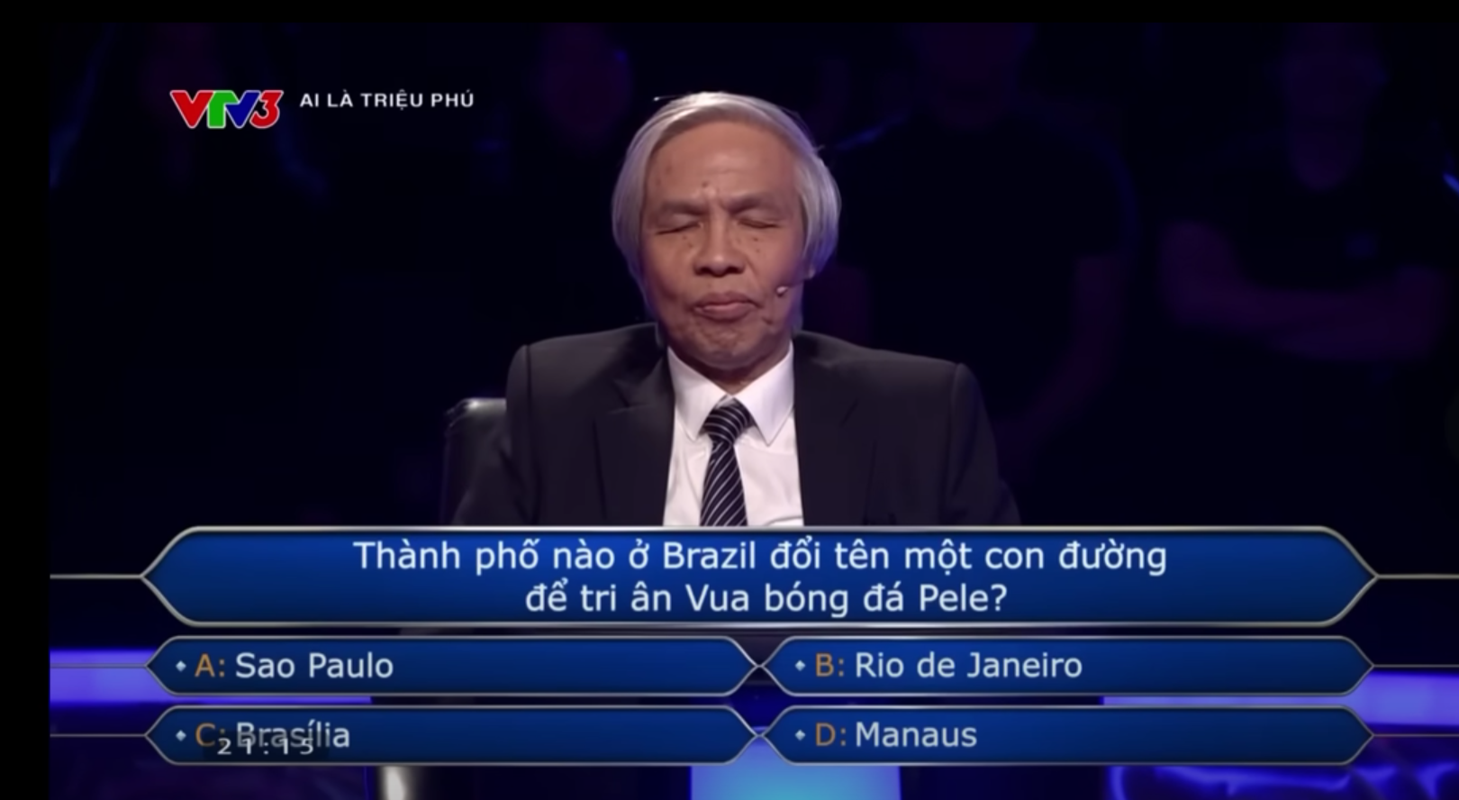 Chơi Ai là triệu phú, ông chú Hà Nam nhờ vợ trợ giúp câu hỏi về Vua bóng đá Pele: "Tôi quyết không nghe Tào tháo!" - Ảnh 1.