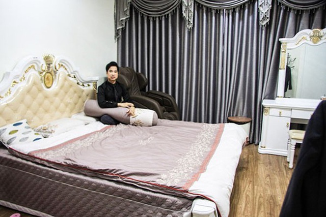 Ông hoàng nhạc sến Ngọc Sơn và cách tiêu tiền lạ kì: Mua bảo hiểm trinh tiết đời trai 1 triệu USD, đầu tư 1000 cây vàng đúc tượng chính mình, thuê vệ sĩ chỉ để bảo vệ xe sang - Ảnh 9.