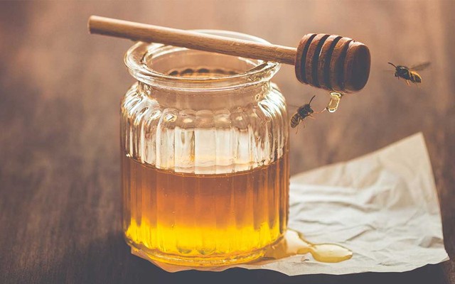 Phụ nữ uống nước mật ong vào thời điểm này trong ngày giúp hồi xuân, chống ung thư, thải độc nội tạng - Ảnh 2.