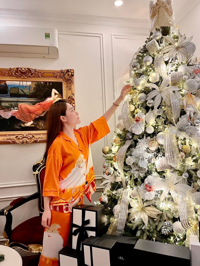 Thú chơi thông tươi nhập khẩu dịp Giáng sinh ngày càng thịnh ở các gia đình Việt, dù đắt, nhưng đáng vì những thứ ở thông giả không bao giờ có! - Ảnh 7.