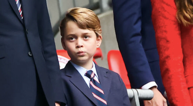 Nhà Công nương Kate khiến dư luận tranh cãi vì trang phục đi xem bóng đá của Hoàng tử George - Ảnh 3.