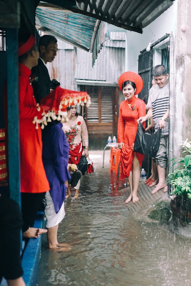 Đám cưới mùa nước nổi: Cô dâu chú rể thả dép đi chân trần lội nước - Ảnh 19.
