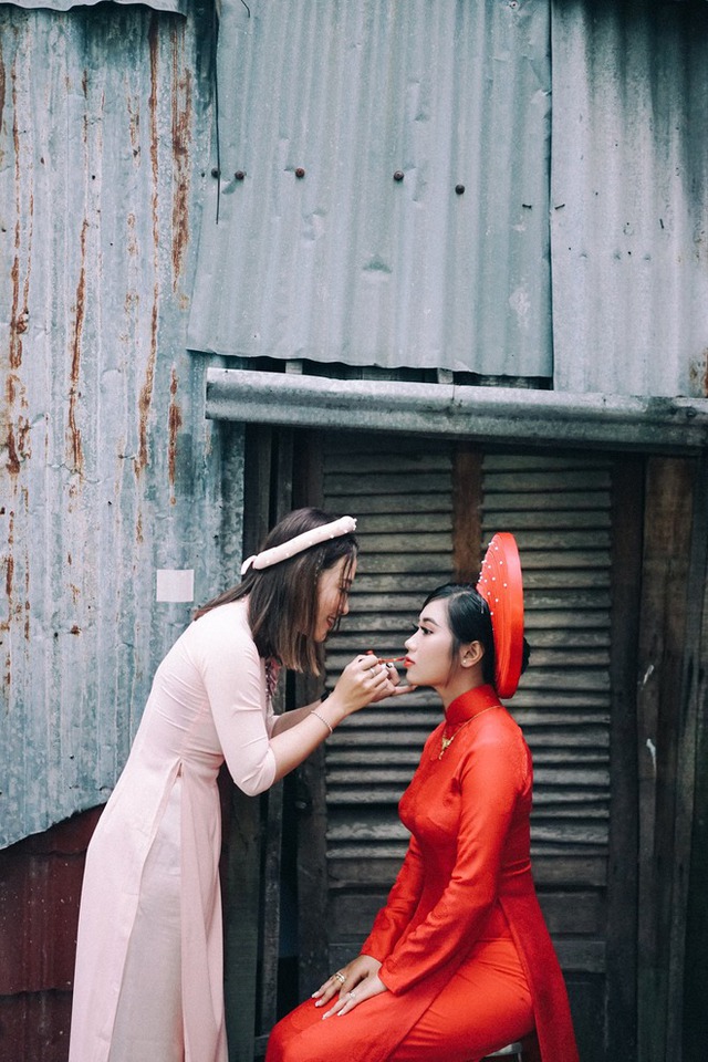 Đám cưới mùa nước nổi: Cô dâu chú rể thả dép đi chân trần lội nước - Ảnh 3.