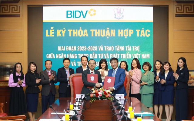 BIDV và Trường Đại học Y Hà Nội ký kết Thỏa thuận hợp tác giai đoạn 2023-2028 và trao tài trợ - Ảnh 1.
