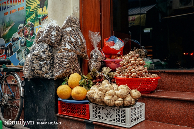 Ngày cuối năm bình yên trong ngõ chợ Thanh Hà - ngôi chợ lâu đời nhất phố cổ được giới nhà giàu chuộng mua vì toàn đồ chất lượng tươi ngon - Ảnh 18.