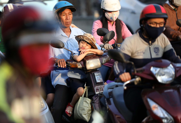 Giờ vào lớp quá sớm: Học sinh đờ đẫn vì thiếu ngủ, phụ huynh cuống cuồng đánh vật mỗi sáng - Ảnh 3.