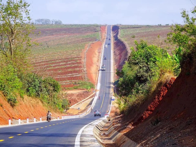 Con đường dựng thẳng đứng đến chân trời ở Tây Nguyên khiến dân mạng trầm trồ vì quá phiêu lưu và đẹp đẽ - Ảnh 1.