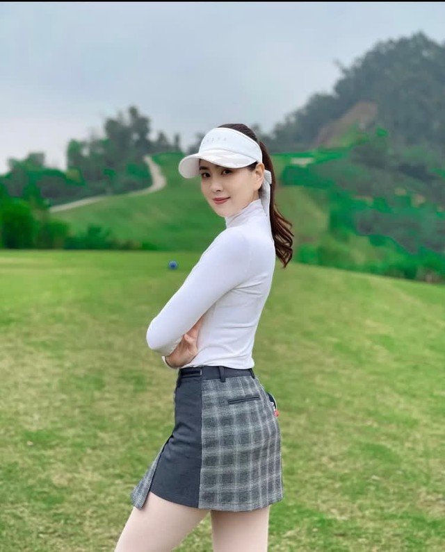 Phong cách trên sân golf của các mỹ nhân Việt: Năng động, đẳng cấp nhưng vẫn cực duyên dáng, hút mọi ánh nhìn, không ít đấng mày râu bị “đánh gục” - Ảnh 23.