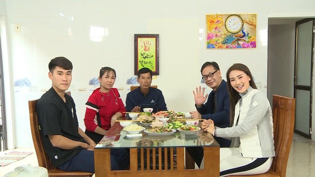 Cầu thủ Nhâm Mạnh Dũng tủi thân khi đi huấn luyện xa nhà, đêm nào cũng khóc - Ảnh 8.