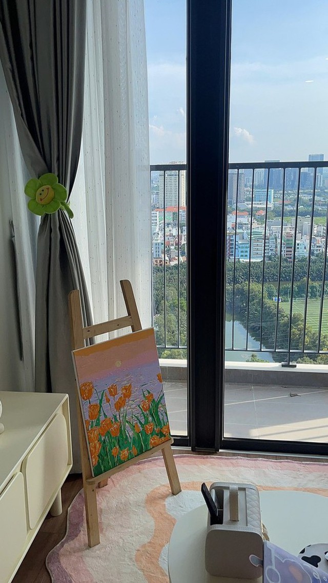  Không tiếc tiền, thuê nhà hơn 100m2 để có phòng chứa quần áo: Đồ mua để mặc còn nhiều hơn shop nhập về bán! - Ảnh 2.
