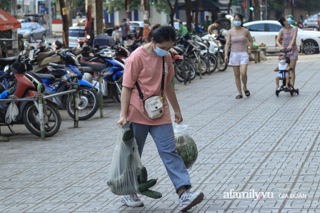 Kết thúc kỳ nghỉ lễ 30/4: Hàng nghìn phương tiện nối đuôi nhau, trẻ em ngủ gục trên xe máy theo cha mẹ quay trở lại Hà Nội - Ảnh 2.