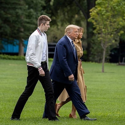 “Quý tử nước Mỹ” Barron Trump lộ diện xách túi cho mẹ tại toà nhà của gia đình, gây choáng với chiều cao hiện tại đã hơn 2m - Ảnh 7.