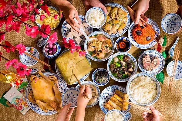 Nỗi niềm ngày Tết: Được mấy ngày nghỉ, tôi còn mệt hơn cả lúc đi làm, hết chạy show thăm hỏi người quen, lại phải tiếp đón bạn tới nửa đêm chưa tàn cuộc! - Ảnh 1.