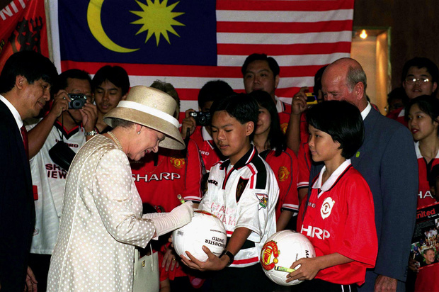 Những lần quy định Hoàng gia Anh bị phá tan bởi chính Nữ hoàng Elizabeth II: Ai mà nghĩ Nữ hoàng cũng có lúc nổi loạn đến vậy - Ảnh 3.