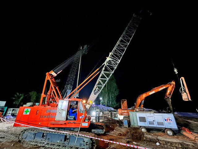  Tiếp tục nỗ lực xuyên đêm giải cứu bé trai lọt xuống trụ bê tông - Ảnh 3.