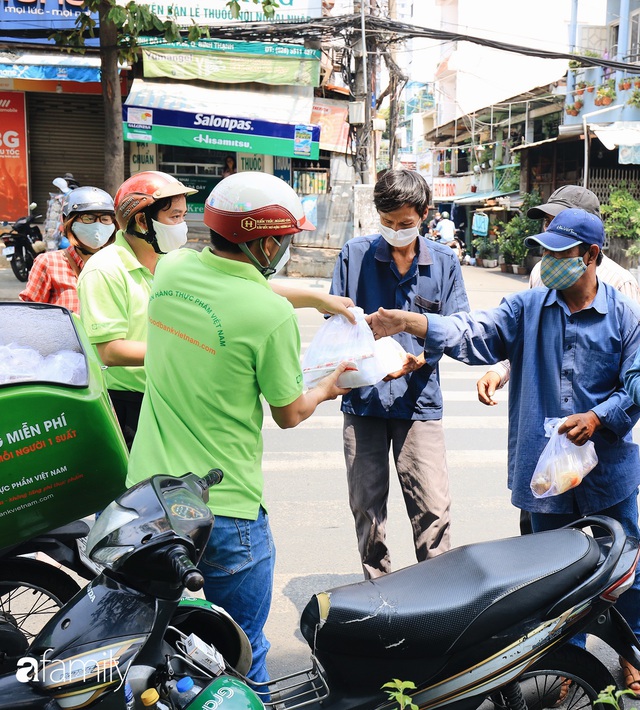 Xúc động với khoảnh khắc cụ ông rơi nước mắt khi nhận phần cơm miễn phí từ ca sĩ Sỹ Luân và hàng cơm di động đầu tiên tại Sài Gòn - Ảnh 14.