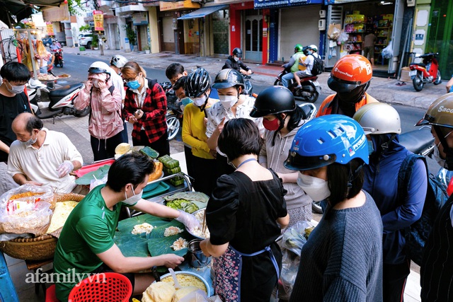 Hàng xôi bọc lá sen tươi đậm chất Bắc giữa lòng Sài Gòn, chỉ bán 2 tiếng mỗi ngày vì quá đông, khiến cậu cả bỏ đại học để nối nghiệp gia đình - Ảnh 19.