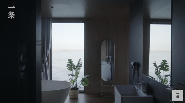 Đôi vợ chồng xây biệt thự nổi 600m2 giữa biển, dùng làm nơi cách ly với thế giới mùa Covid - Ảnh 7.