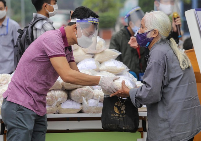 Vẫn là phát gạo cho người khó khăn, nhưng cách làm mới lạ của trường Đại học Kinh tế Quốc dân giúp cho món quà nhỏ ý nghĩa được trao tặng đúng người cần - Ảnh 2.