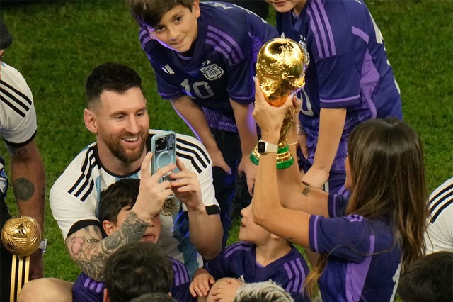 Sợi dây đỏ bí ẩn mang lại may mắn cho Messi tại World Cup cuối cùng trong sự nghiệp - Ảnh 9.