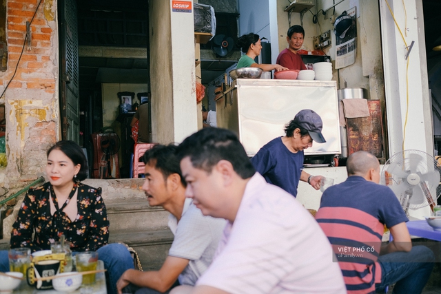 Quán phở sáng của ông chủ kỹ tính bậc nhất phố cổ Hà Nội: Dao thái thịt đố ai được động vào, vợ bán chung gần 30 năm vẫn không được đứng bếp! - Ảnh 13.