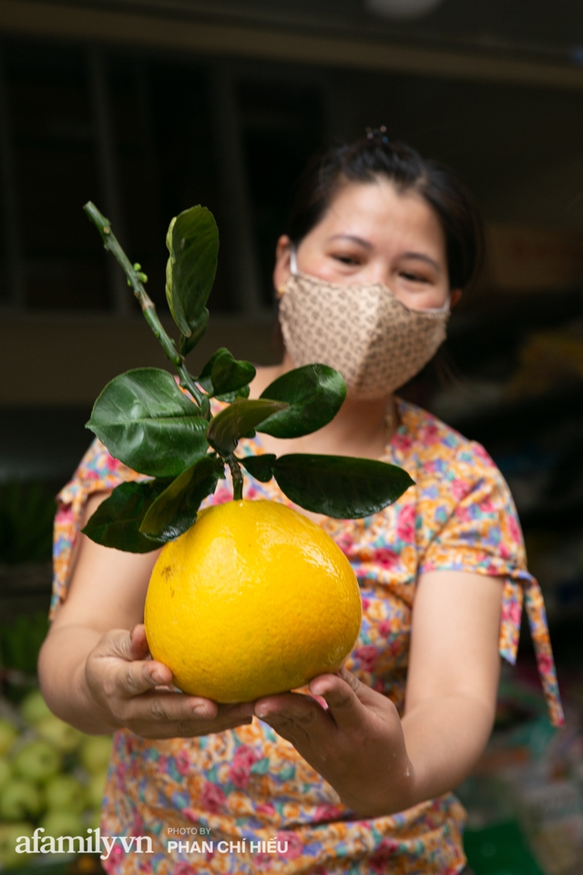 Hàng bưởi Diễn da vàng óng có từng búi hoa tươi trở thành món hàng siêu độc trên chợ nhà giàu Hà Nội, tận 100k/quả, bà chủ thu cả chục triệu mỗi ngày! - Ảnh 12.