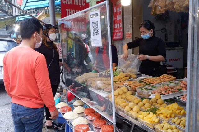 Giá gần nửa triệu đồng, gà ngậm bông hồng cúng ông Công ông Táo ở chợ nhà giàu vẫn cực đắt khách năm nay - Ảnh 2.