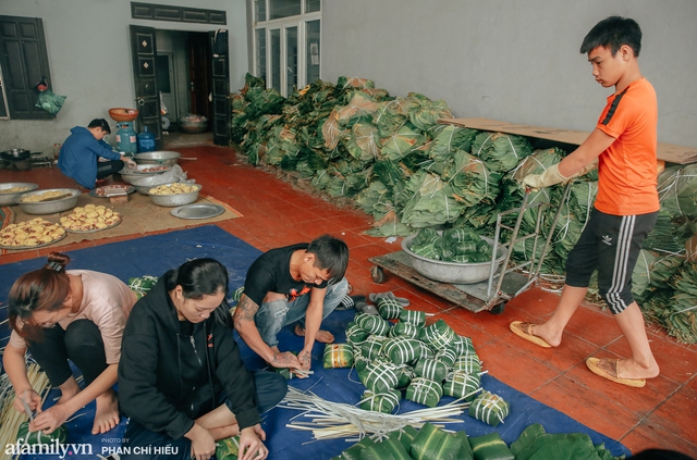 Làng bánh chưng Tranh Khúc nhộn nhịp vụ Tết: Những người thợ được lập trình cứ 30 giây xong một chiếc bánh, phải chế cho được nồi chứa 400 chiếc bánh mới chịu nổi lửa - Ảnh 20.