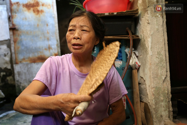 Xóm chạy thận ở Hà Nội chật vật dưới cái nóng trên 50 độ: “Khát không được uống nhiều nước, nằm xuống giường nóng như nằm dưới nền đường - Ảnh 9.