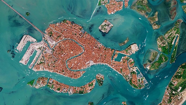 Venice trước và sau khi phong tỏa vì Covid-19 nhìn từ vũ trụ: Biểu tượng nước Ý bỗng trong xanh, sạch bóng tàu thuyền - Ảnh 2.