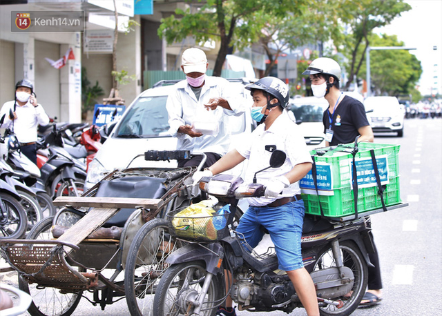 Ấm lòng những suất cơm miễn phí ship tận nơi cho người nghèo ở Đà Nẵng trong mùa dịch Covid-19 - Ảnh 8.