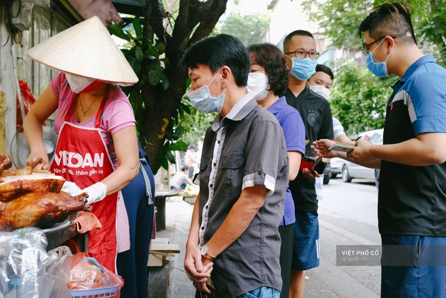 Có hàng thịt quay vỉa hè 30 năm tuổi ngon nức tiếng ở Hà Nội, không biển hiệu nhưng chiều nào cũng nườm nượp khách xếp hàng - Ảnh 1.