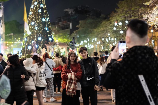 Cảnh tượng đông nghịt ở trung tâm Hà Nội đêm Giáng sinh: Hàng ngàn người đổ ra đường đi chơi, check-in - Ảnh 12.