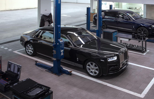 Đại gia Bình Thuận mua Rolls-Royce Phantom VIII chính hãng thứ hai tại Việt Nam: Logo mặt trời gây chú ý - Ảnh 1.